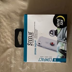 STEELIE MAGNETIC CAR MOUNT